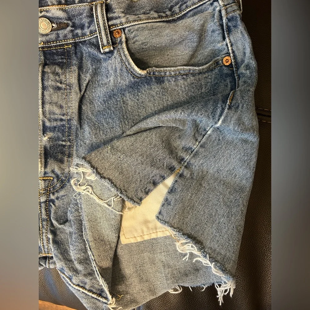 Levi’s 501 Button Fly Cut Off Shorts. Size 34 - Picture 7 of 11